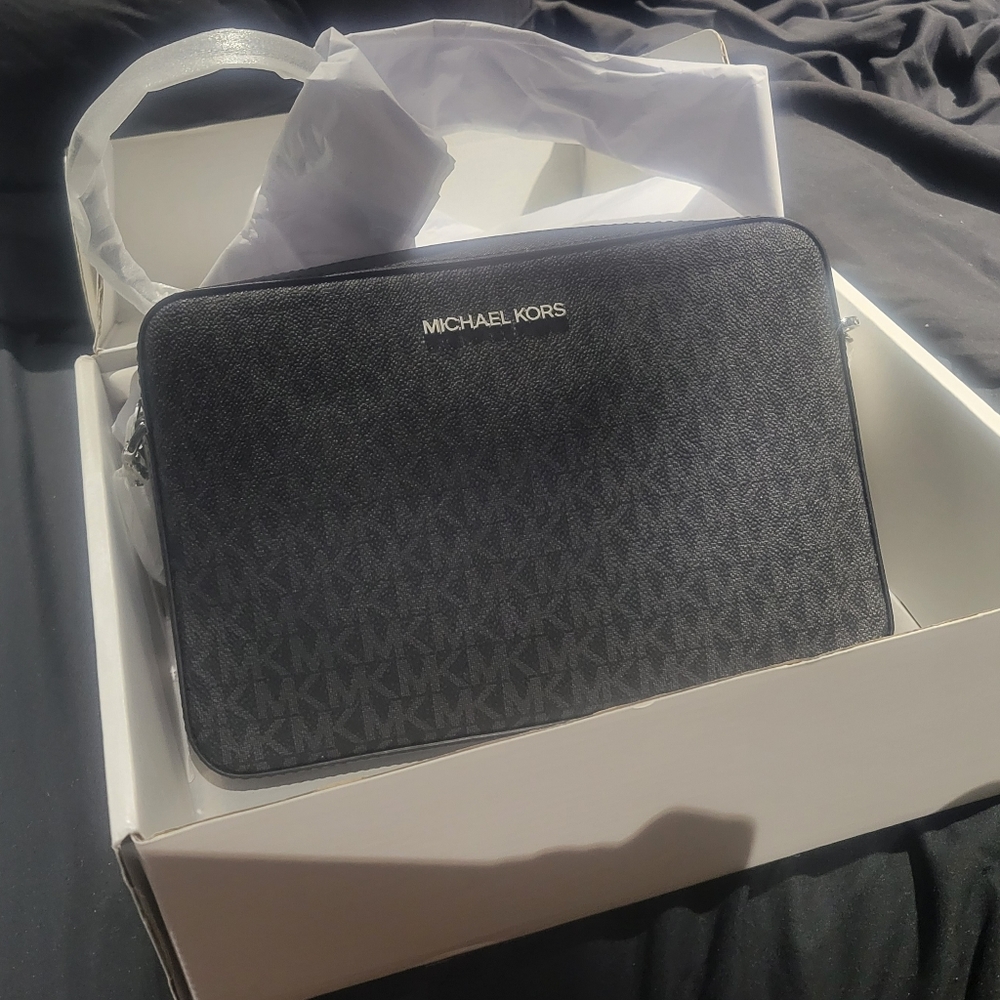 Micheal Kors Crossbody handbag